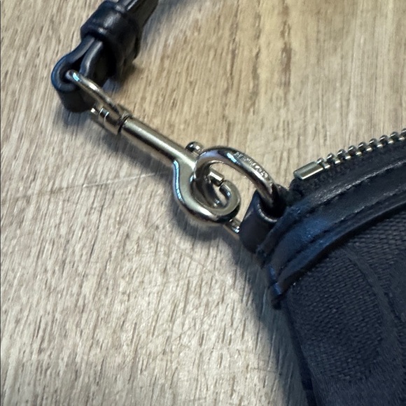 Coach Black Signature purse in good condition - Picture 5 of 8